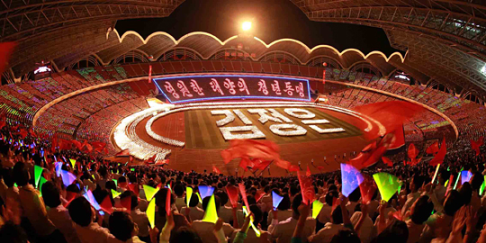 북한의 청년 학생들이 평양 ‘5월 1일 경기장’에서 지난 28일 열린 김일성사회주의청년동맹 제9차 대회 경축 횃불 야회에서 환호하고 있다. 조선중앙통신은 김정은 노동당 위원장이 참석한 가운데 ‘당을 따라 청년강국 앞으로!’라는 주제로 행사가 개최됐다고 29일 보도했다.  연합뉴스