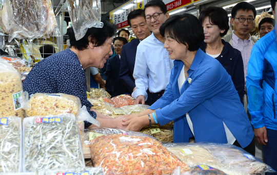 추미애 더불어민주당 대표가 30일 오전 서울 송파구 가락동 농수산물 도매시장을 방문해 건어물 매장 상인과 악수를 하고 있다.