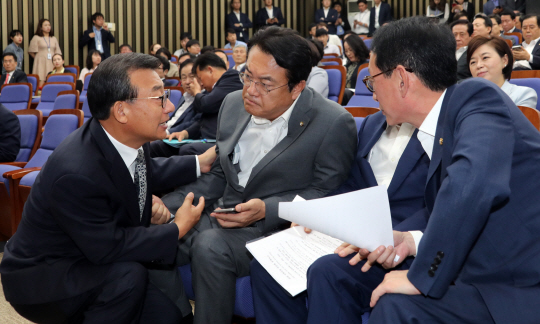 30일 오전 국회에서 열린 새누리당 의원총회에서 이정현(왼쪽) 대표가 정진석(〃 두번째) 원내대표, 김도읍(오른쪽) 원내수석부대표와 추가경정예산안 처리 등 국정 현안에 대해 논의하고 있다. 연합뉴스