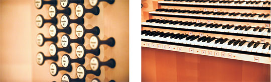 다양한 음색을 만들어내는 스톱(왼쪽 사진)과 4단 손건반.