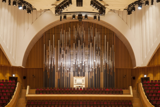 롯데콘서트홀의 파이프오르간 전경. 중앙 하단에 손건반과 발건반, 스톱 등이 장착된 연주대(console)가 보인다.