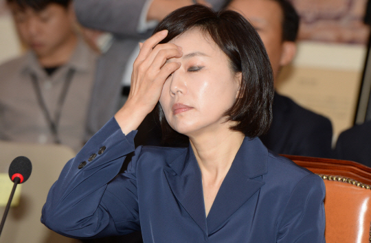 31일 오전 국회에서 열린 교육문화체육관광위원회 인사청문회가 누리 과정 관련 추경을 놓고 여야 의원들이 충돌하면서 파행을 빚자, 조윤선 문화체육관광부 장관 후보자가 눈을 감은 채 머리를 쓸어 올리고 있다.