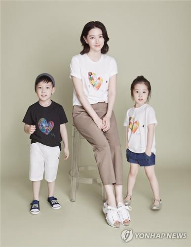 (서울=연합뉴스) 삼성물산 패션부문의 여성복 브랜드 ‘구호(KUHO)’에서 ‘하트 포 아이(Heart for Eye)’ 기부 티셔츠를 전국 54개 구호 매장에서 선보인다고 28일 밝혔다. ‘하트 포 아이’ 캠페인은 시각장애 어린이들의 눈을 뜨게 해주어 패션의 아름다움을 같이 나누자는 취지에서 여성복 ‘구호’가 2006년에 시작한 패션업계의 대표적인 사회공헌 활동이다. 사진은 이번 캠페인에 참여한 배우 이영애와 쌍둥이 자녀 모습. 2016.4.28 [JLOOK 제공]
