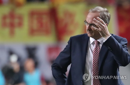 (서울=연합뉴스) 1일 오후 서울 마포구 서울월드컵경기장에서 열린 2018 러시아 월드컵 아시아지역 최종예선 한국과 중국의 경기에서 울리 슈틸리케 감독이 경기를 지켜보며 땀을 닦고 있다.