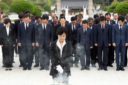 더불어민주당 추미애 대표와 새 지도부가 2일 오전 광주 북구 운정동 국립 5·18민주묘지를 찾아 참배단에서 묵념을 하고 있다. 연합뉴스