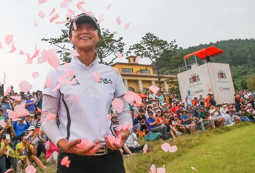 한화금융클래식 우승 축하 꽃잎 세례를 받는 박성현.<KLPGA제공>