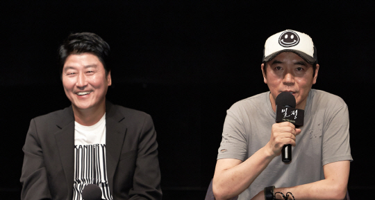 영화 ‘밀정’으로 네 번째 호흡을 맞추게 된 배우 송강호(왼쪽)와 김지운 감독.