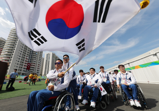 2016 리우데자네이루패럴림픽에 출전하는 한국 선수단이 5일 오전(한국시간) 브라질 리우의 선수촌 광장에서 열린 입촌식에 태극기를 휘날리며 입장하고 있다. 한국 선수단은 리우패럴림픽에서 금메달 11개 이상 획득, 종합 12위권 진입을 목표로 하고 있다. 리우패럴림픽은 오는 8일 개막된다. 연합뉴스