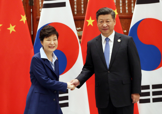 주요 20개국(G20) 정상회의에 참석 중인 박근혜 대통령이 5일 오전 중국 항저우 서호 국빈관에서 열린 한·중정상회담에 앞서 미소를 지으면서 시진핑 중국 국가주석과 악수를 나누고 있다.  AP뉴시스
