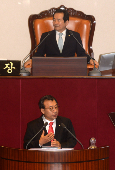 이정현 새누리당 대표가 5일 오전 국회 본회의장에서 20대 국회 첫 정기국회 교섭단체 대표연설에 나서 새누리당·호남 연대와 의원 특권 내려놓기를 통한 정치개혁 등을 주장하고 있다.