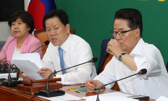 박지원(오른쪽) 국민의당 비상대책위원장이 5일 오전 국회에서 열린 비대위 회의에서 주승용(가운데) 의원이 발언하는 도중 물을 마시고 있다.  연합뉴스