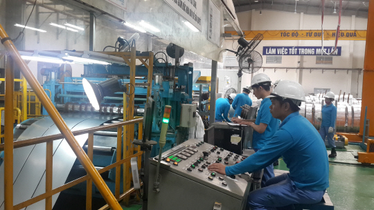 지난 1일 베트남 북부 하이즈엉성 푹디엔산업단지 내 포스코 VNPC(Vietnam Ha Noi Processing Center) 공장에서 근로자들이 철판 절단기인 슬리터를 이용해 철판을 자르고 있다.   포스코 제공