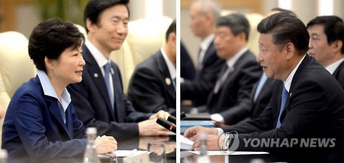 (항저우=연합뉴스)  박근혜 대통령과 시진핑 중국 국가주석이 5일 오전(현지시간) 중국 항저우에서 열린 한-중 정상회담에서 양국 현안에 대해 논의하고 있다.
