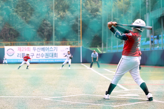 지난 1일 장충리틀야구장에서 열린 제29회 두산베어스기 결승전에서 동대문구 리틀야구단이 공격을 하고 있다.  두산 제공