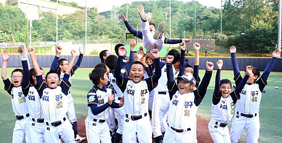 서대문구 리틀야구단이 지난 1일 장충리틀야구장에서 열린 제29회 두산베어스기 결승전에서 승리한 뒤 황상훈 감독을 헹가래 치며 기뻐하고 있다.  두산 제공