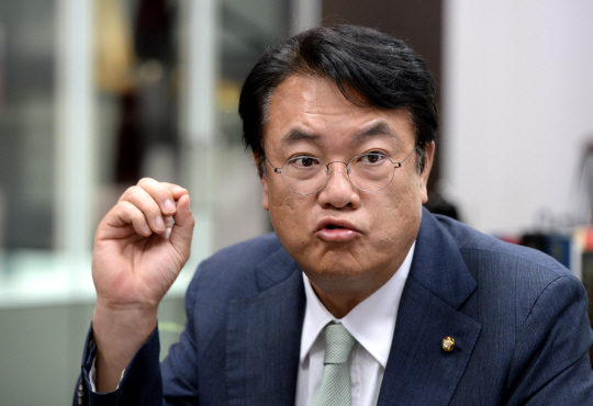 정진석 새누리당 원내대표는 우여곡절이 있었지만 취임 넉 달 만에 당을 안정궤도에 올려놨다는 평을 듣는다. 정 원내대표가 지난 5일 문화일보와의 인터뷰에서 “북핵 위협이 대책 없이 계속될 경우 주변국에서 핵무장론 도미노가 일고 동북아 안보 균형이 완전히 깨질 수도 있다”고 우려하고 있다.