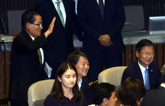 박지원(왼쪽) 국민의당 비상대책위원장 겸 원내대표가 7일 오전 교섭단체 대표연설을 하기 위해 국회 본회의장에 들어서며 동료 의원들에게 손을 들어 인사하고 있다. 박 위원장 앞줄에 안철수·천정배 의원이 앉아 있다.