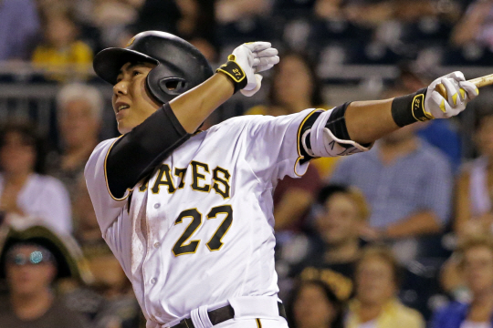 강정호(피츠버그 파이리츠)가 7일 오전(한국시간) 미국 펜실베이니아주 피츠버그의 PNC 파크에서 열린 세인트루이스 카디널스와의 경기에서 4회 1점홈런을 날리고 있다.