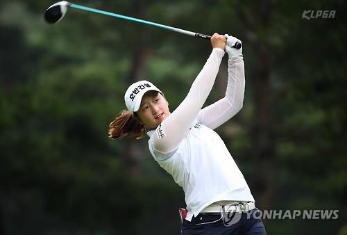 프로 데뷔 후 첫 홀인원을 앞세워 선두권에 나선 박채윤.<KLPGA제공>