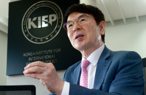 현정택 대외경제정책연구원(KIEP) 원장이 지난 8월 31일 세종시 세종국책연구단지 경제정책동 5층에 위치한 연구원 내 원장실에서 진행된 문화일보와의 인터뷰에서 제조업 수출에 의존하는 우리나라 경제구조를 지적하면서 “서비스업을 적극 육성해 신(新)성장전략을 찾아야 한다”고 강조하고 있다.  세종 = 신창섭 기자 bluesky@