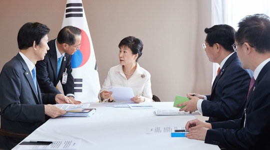 라오스를 방문 중인 박근혜 대통령이 9일 오전 비엔티안 숙소에서 윤병세(왼쪽) 외교부 장관, 김규현(〃 두 번째) 외교안보수석 등과 북한 핵실험 관련 긴급대책회의를 하고 있다.