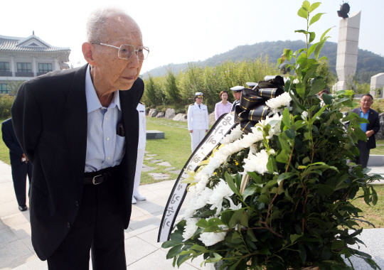인천상륙작전의 숨은 영웅 김순기 옹이 지난 8일 인천 중구 월미도 해군첩보부대 충혼탑을 찾아 인천상륙작전 당시 전사한 전우들의 넋을 기리고 있다.  연합뉴스