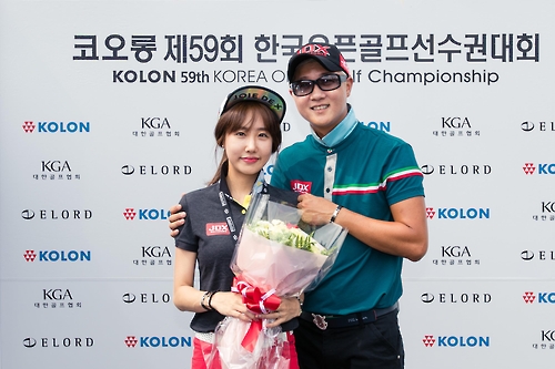 허인회(오른쪽)와 아내 육은채 씨.