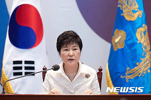 북한의 핵실험으로 라오스 방문중 조기귀국한 박근혜 대통령이 9일 밤 청와대에서 국가안정보장회의(NSC)를 소집, 대응방안을 논의하고 있다.(사진=청와대 제공)