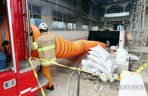연기 배출 작업하는 소방대원들