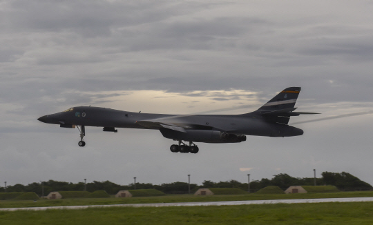 12일 기상 악화로 한반도 전개가 연기된 미국의 전략폭격기 B-1B ‘랜서’가 지난 8월 6일 괌의 앤더슨 공군기지에 착륙하고 있다. B-1B 랜서는 9일 북한의 5차 핵실험에 대한 응징 의지를 보여주기 위해 이날 한반도 상공에서 무력시위를 벌일 예정이었다.  미  공군 제공