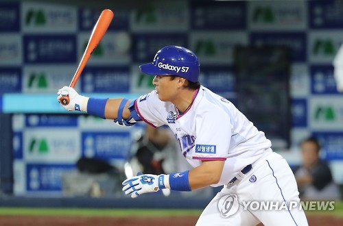 (대구=연합뉴스) 13일 오후 대구삼성라이온즈파크에서 열린 ‘2016 타이어뱅크 KBO리그’ 한화 이글스와 삼성 라이온즈의 경기. 1회말 1사 만루상황에 타석에 들어서 삼성 이승엽이 1타점 내야 땅볼을 치고 있다.