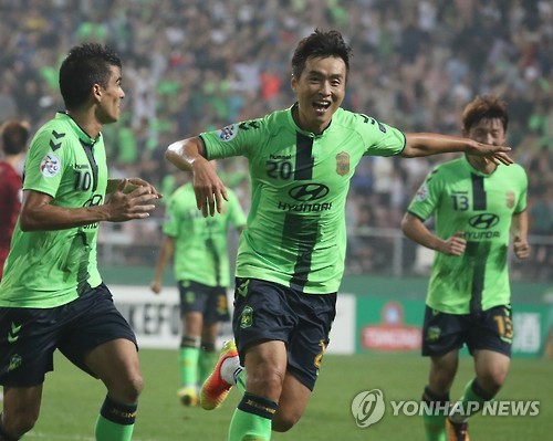 (전주=연합뉴스) 13일 전주월드컵경기장에서 열린 AFC 챔피언스리그 8강전. 전북 현대 이동국이 중국 상하이에 네번째 골을 넣고 그라운드를 달리고 있다.