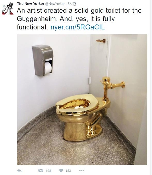 미국 뉴욕 구겐하임 미술관에 전시된 황금 변기[뉴요커 트위터 캡처]