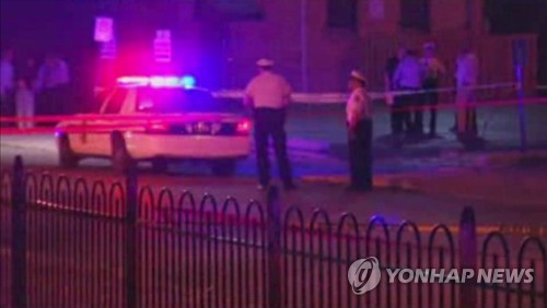 (AP=연합뉴스) 14일(현지시간) 미국 오하이오 주 콜럼버스 경찰이 무장강도 신고를 받고 현장에 출동했다. 경찰은 용의자 중 한 명인 10대 소년이 BB 총을 꺼내자 진짜 총으로 오인해 총격을 가했다.