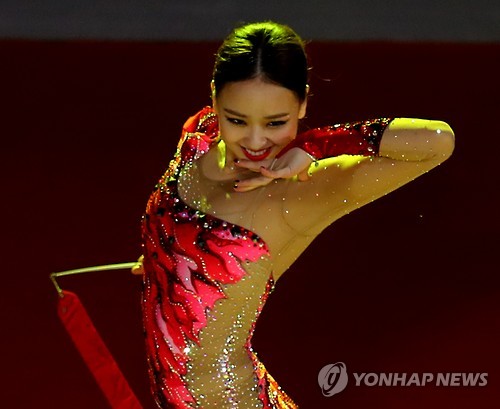 (고양=연합뉴스) 16일 오후 경기도 고양 실내체육관에서 열린 리드믹 올스타 2016 갈라쇼에서 한국의 손연재가 리본 연기를 펼친 뒤 강렬한 눈빛으로 마무리 동작을 하고 있다.