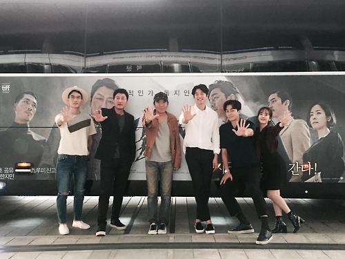 500만 돌파 기념 인증샷500만 돌파를 기념해 ‘밀정’의 엄태구, 송강호, 김지운 감독, 공유, 신성록, 한지민(왼쪽부터)이 관객들에게 감사의 마음을 담은 인증샷을 공개했다. (워너브러더스 코리아 제공)