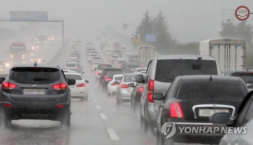 17일 오후 경부고속도로 북대구IC 부근 서울 방향 도로에 귀경길 차량이 늘며 정체되고 있다