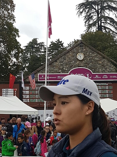 17일(현지시간) LPGA 에비앙 챔피언십 3라운드를 마친 전인지(22·하이트진로)가 인터뷰하고 있다. 전인지 뒤로 스코어보드와 태극기가 보인다. (에비앙 레뱅<프랑스>=연합뉴스)