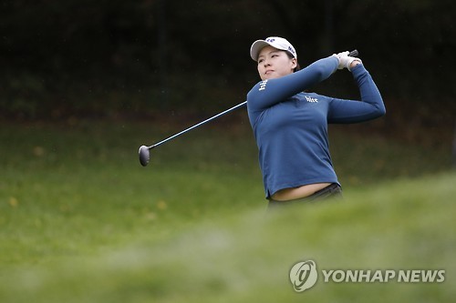 17일(현지시간) 프랑스 에비앙 레벵에서 열린 LPGA 에비앙 챔피언십 3라운드 13번홀에서 전인지(22·하이트진로)가 세컨샷을 친 뒤 공을 바라보고 있다. (AP=연합뉴스)