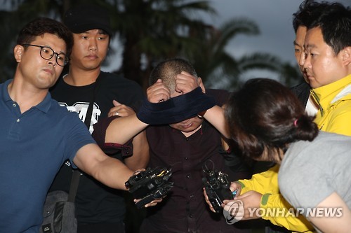 제주의 한 성당에서 기도하던 60대 여성을 흉기로 수차례 찌르고 달아난 혐의로 경찰에 붙잡힌 중국인 첸모씨가 17일 오후 제주서부경찰서에 도착해 취재진의 질문에 답하고 있다