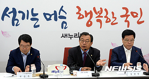 새누리당 이정현 대표가 18일 오전 서울 여의도 국회 당대표실에서 열린 9.12 지진 관련 종합대책 당정간담회에 참석해 발언을 하고 있다.