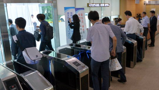 오는 28일 ‘부정청탁 및 금품 등 수수의 금지에 관한 법률’(김영란법) 시행을 앞둔 19일 오전 긴 추석 연휴를 마친 공무원들이 정부서울청사로 출근하고 있다.