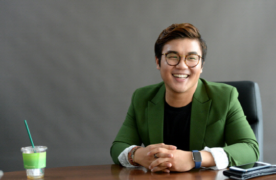 유태평양은 국악만큼 패션에 관심이 많다. 평소 팔찌나 반지 등 장신구를 즐겨 착용하고 튀는 색 옷을 선호한다. 그는 “예술가가 무난한 건 별로다”고 말했다.