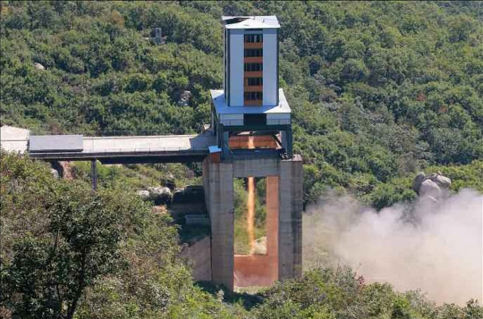 북한이 20일 공개한 대륙간탄도미사일(ICBM)용 신형 로켓 엔진이 평북 철산군 동창리 미사일 발사 실험장에서 화염을 내뿜고 있다. 연합뉴스