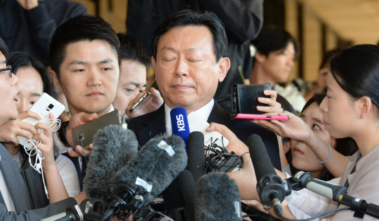 신동빈 롯데그룹 회장이 20일 오전 서울중앙지검에 출두하며 기자들의 질문에 눈을 감은 채 입을 굳게 다물고 있다.