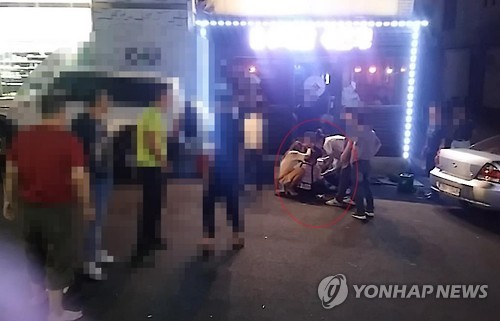 (제주=연합뉴스) 지난 9일 중국인 관광객들의 폭행으로 제주시내 음식점 여주인(원안)이 바닥에 주저앉아 있다.  [제주서부경찰서 제공=연합뉴스]