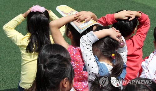 (경주=연합뉴스)21일 오전 경북 경주 남남서쪽 10㎞에서 규모 3.5의 여진에 경주시 구정동 불국사초등학교에서 수업을 받던 학생들이 운동장으로 대피했다.