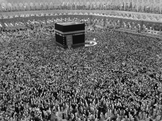 이슬람교에서 매년 열리는 성지순례 행사인 하지 모습. 조사결과 국경을 넘어 다양한 사람을 만나는 하지 체험은 종교적으로 관용적인 태도를 갖게 한다. 종교 갈등에서 만남과 교류의 중요성을 말해준다.