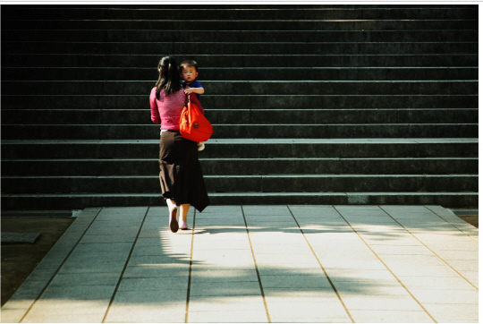 엄마는 아이를 낳고 육아를 책임지는 순간, 아이와 한 몸이기를 요구받는다. 육아의 책임을 모성에 떠넘겨서는 안 된다고 저자는 주장한다.