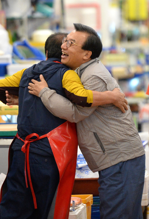 이정현 새누리당 대표가 추석 연휴를 앞둔 지난 12일 수산물 소비 촉진을 위한 캠페인 차원에서 노량진수산시장을 방문해 상인과 포옹하며 격려하고 있다.